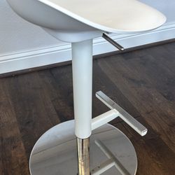 White and Chrome Adjustable Bar Stools AVAILABLE . There are 6 pieces.