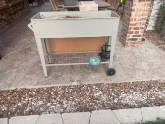 Mobile raised garden bed