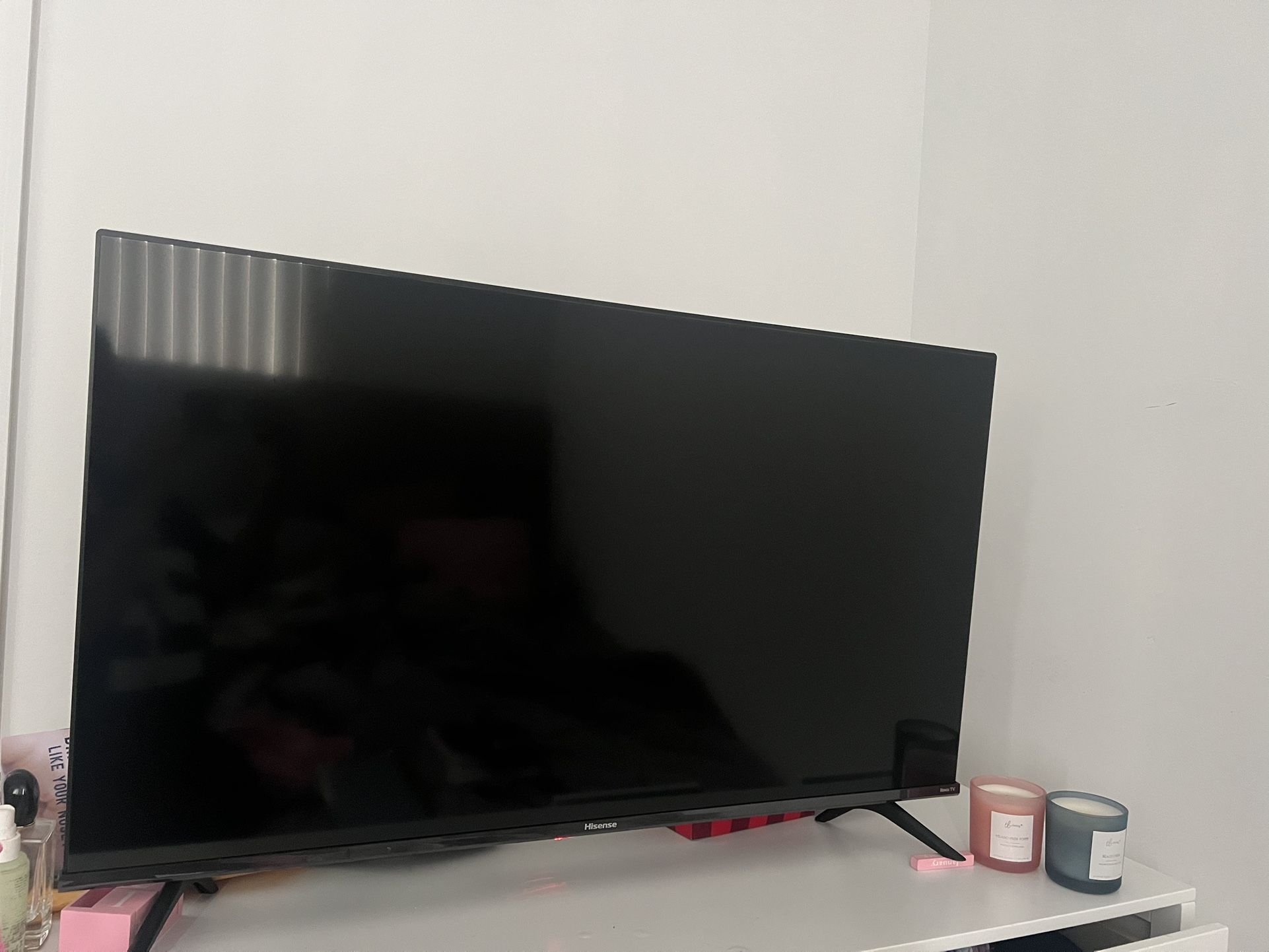 Roku Smart LED TV Hisense full HD 40” with TV Wall mount