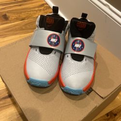 Boys Nike (Team hustle 08) Preschool Size 3.5