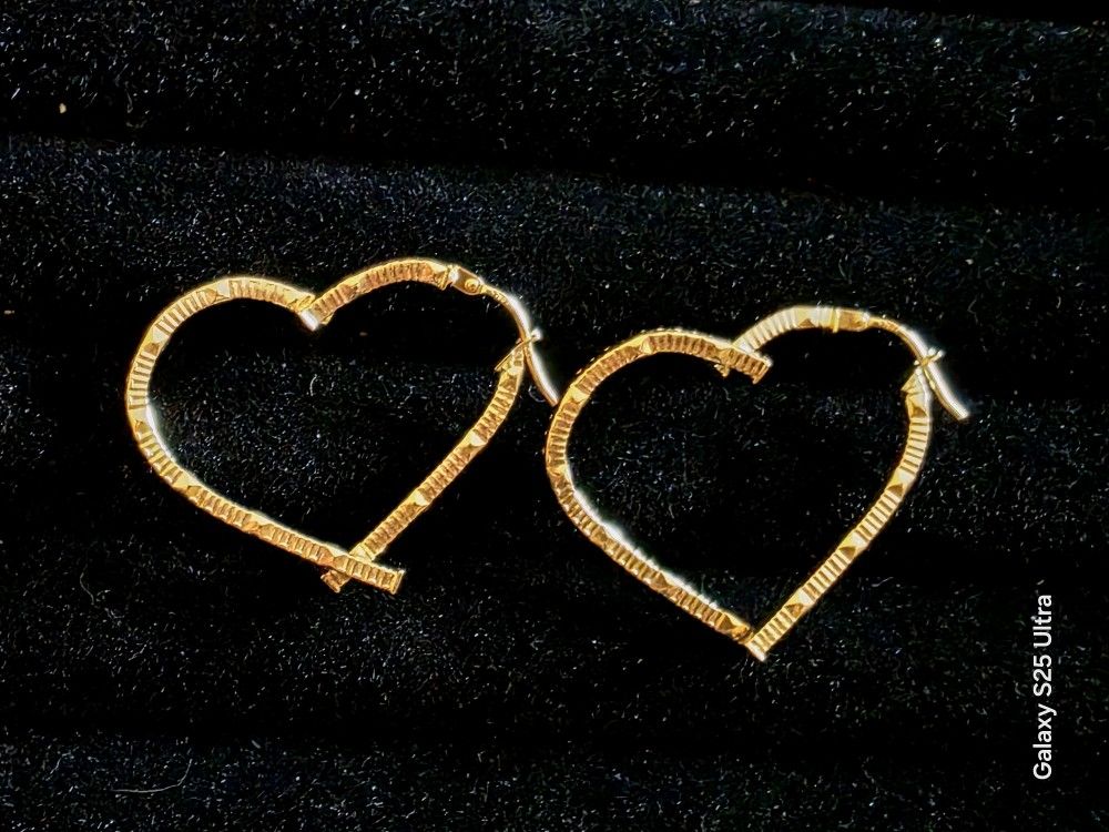 💕18k Heart Diamond Cut Hoop Earrings 