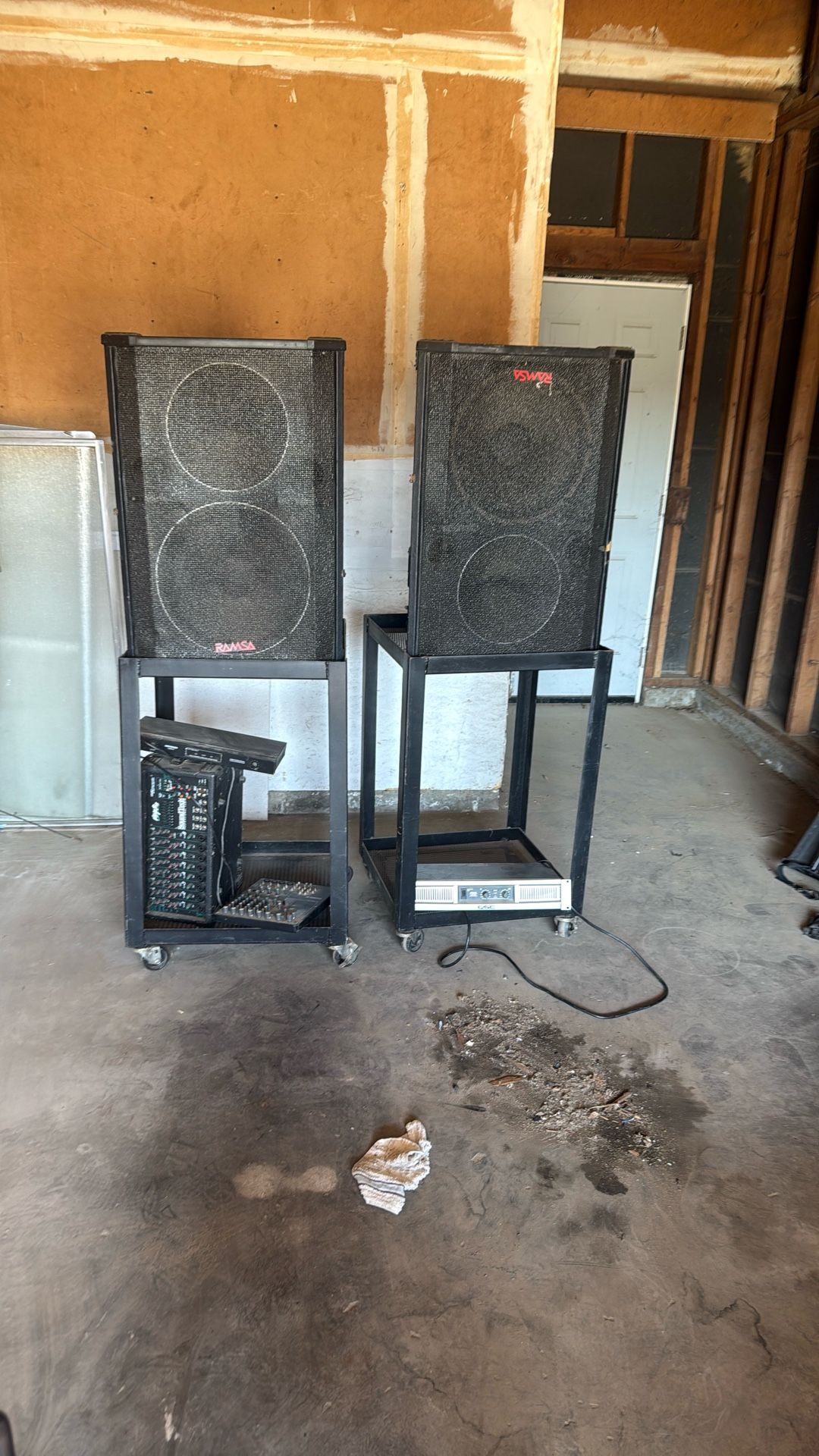 Speaker Amps And Speakers Stands