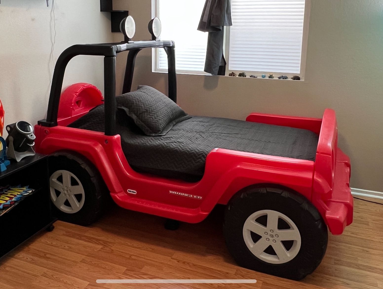 Little Tikes Jeep Wrangler Toddler-to-Twin Convertible Bed