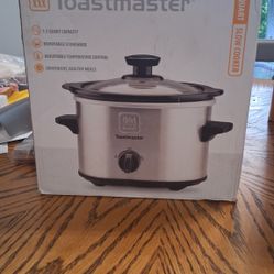 1.5 quart slow cooker (NEW) never been used . 
