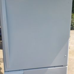 WHIRLPOOL  18.7  C.F.  BOTTOM FREEZER Y