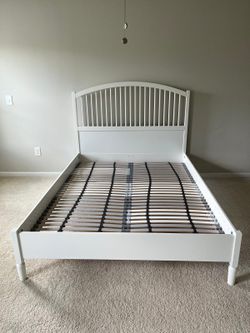 White Wood Bed Frame with Spindle Headboard