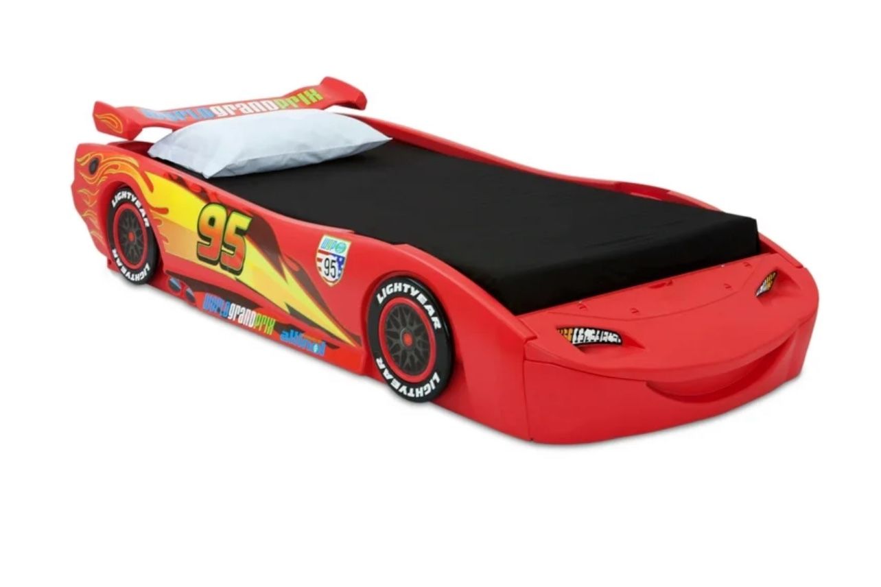Cars Lightning Mcqueen race car twin bed - NEW