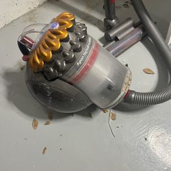 Dyson bigball multifloor vacuum