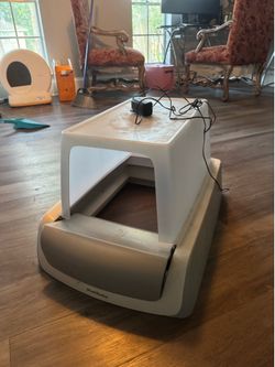Used PetSafe ScoopFree Crystal Pro Legacy Front Entry Self-Cleaning Cat Litter Box