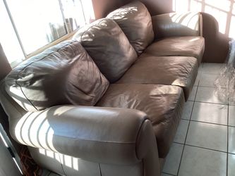 1 Sillón grande 100% piel color café , buena condición $150 OBO