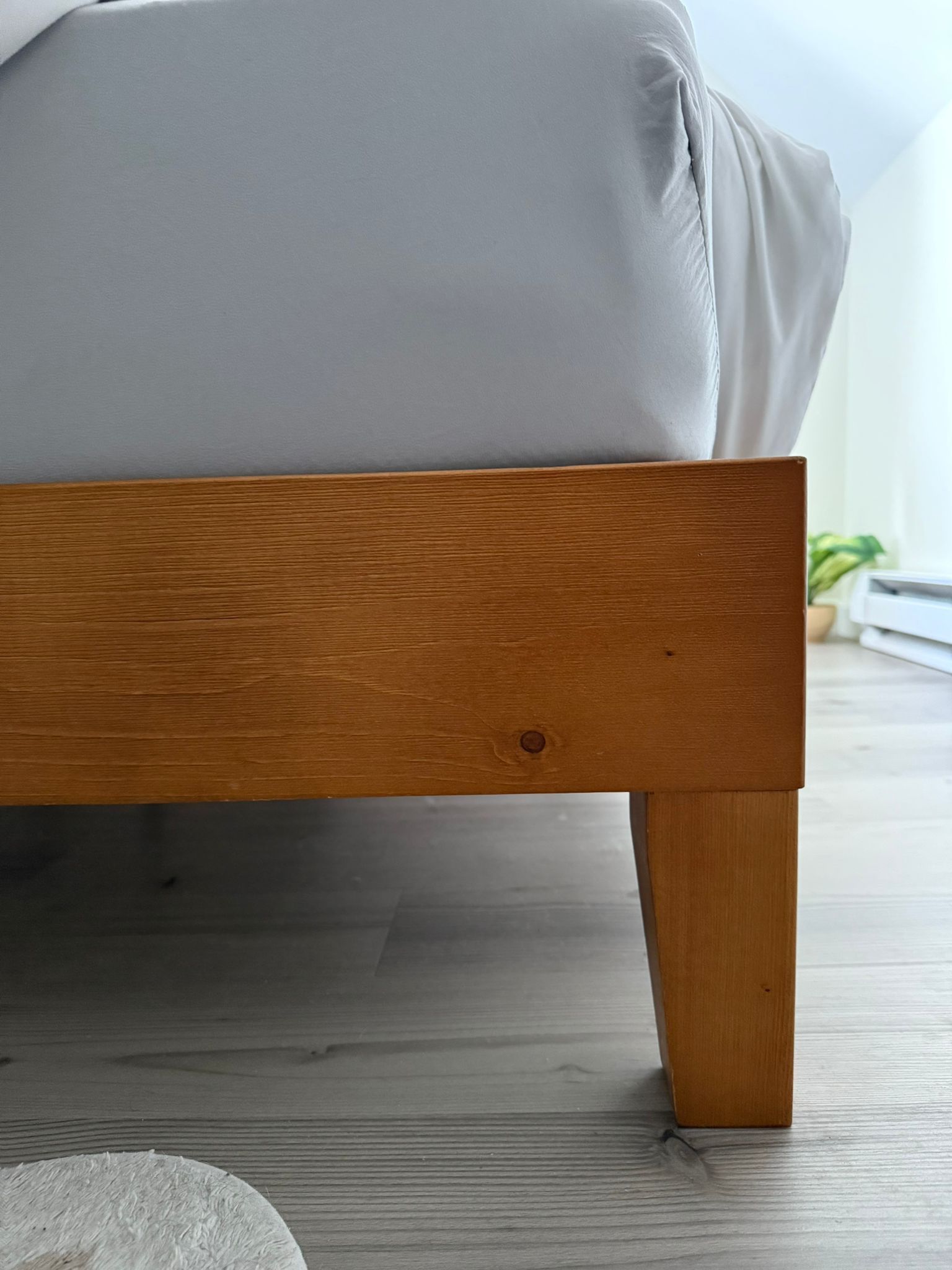 CAMA FULL BASE MADERA +colchón +silla +mesa +