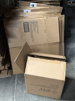 Very sturdy boxes for packing or shipping, more than 100 available. 17“ x 15“ x 14.5“