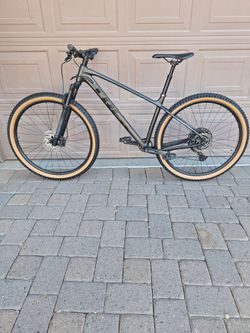 TREK MARLIN 8 MOUNTAIN BIKE 29 ER 1 X 12 SPEED AIR FORK ROCKSHOX LOCKOUT DROPPER POST SEAT ( BRAND NEW TIRES/ AND INNER TUBES)