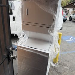 27” Whirpool Stackable Gas Dryer  Excellent Condition 