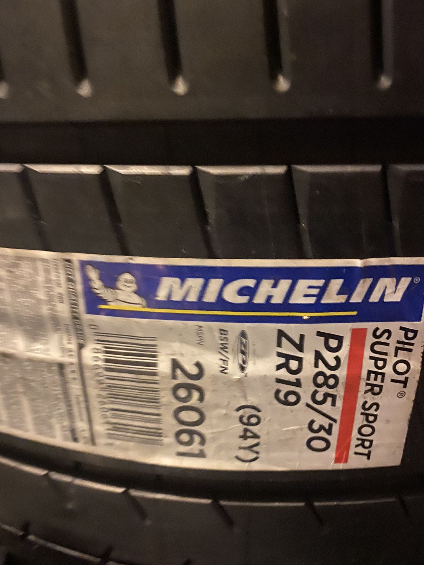 Michelin P285/30/ZR19 94Y Tire