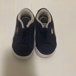 Navy Blue Pumas Size 5 Toddler 