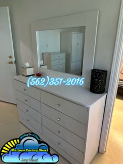 8 Drawer white Diamond knobs w/mirror set