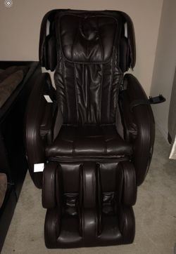 Luxury zero-gravity full-body massage chair with heat & foot rollers – good condition