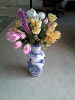 VASE WITH TULIP NATURAL LOOKING FLOWERS