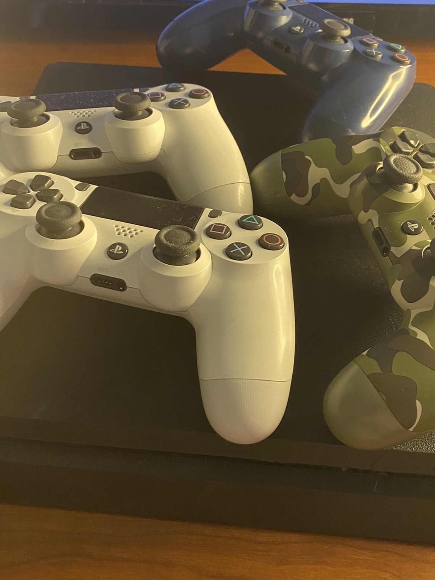 PS4 and 4 Controllers(Disk Tray Damage)