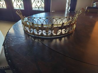 Crown metal room decor