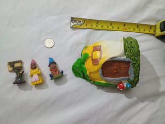 FLORAL TULIP FRUIT TYPE HOUSE WITH GNOME MINIATURES