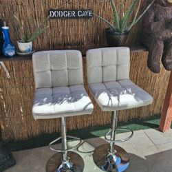 White Bar Stools In Great Condition 