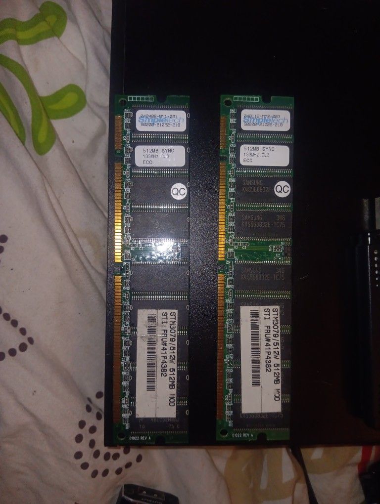 Two Kingston DDR2 512MB RAM sticks
