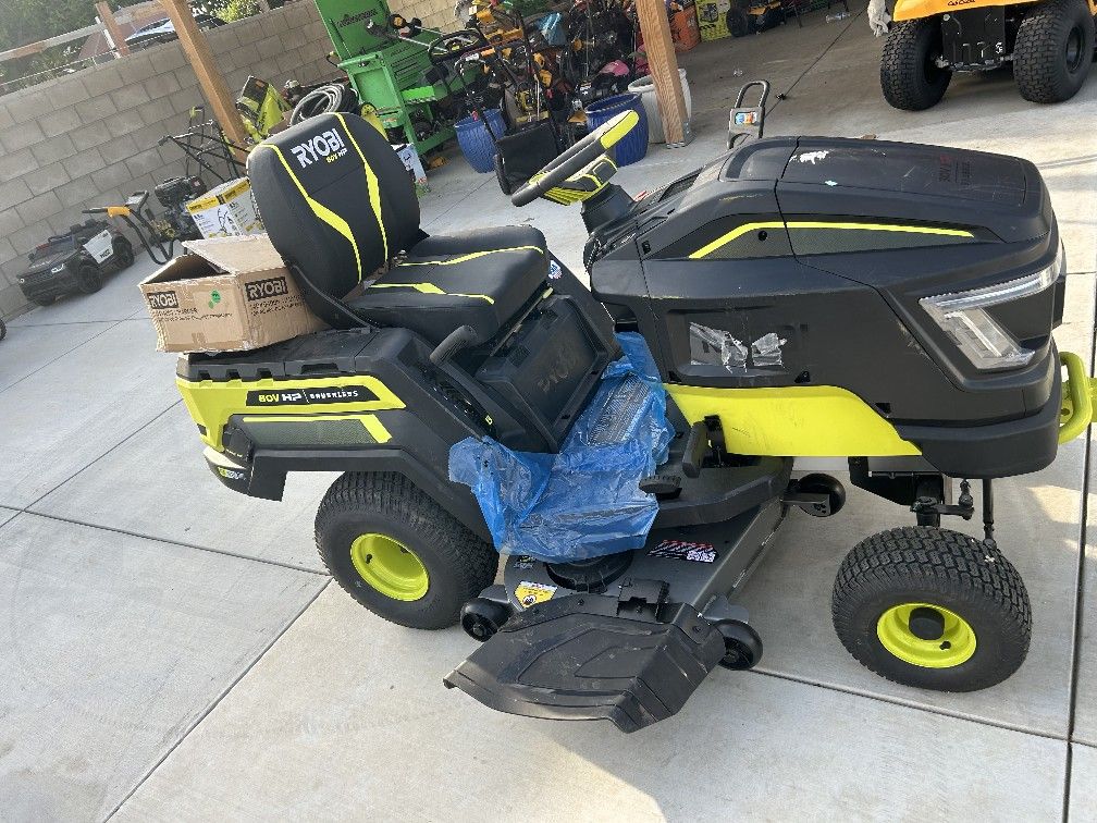TRACTOR ELÉCTRICO SIN ESCOBILLAS DE 80V HP CON BATERÍA INALÁMBRICA DE 46"
RYRM8070