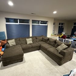Large Sectional with Chaise (Pillows Included)