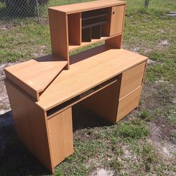 NICE DESK AND ADJUSTABLE OFFICE CHAIR 