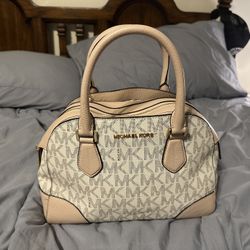 Michael Kors White & Tan Handbag With Matching Wallet– Classic & Elegant 👜🤍