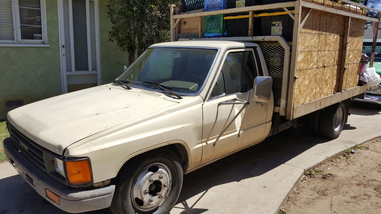 Toyota stake flat box truck bed dually 22re 4 cylinder motor