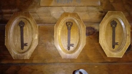 3 wooden plaques with "antique keys"
