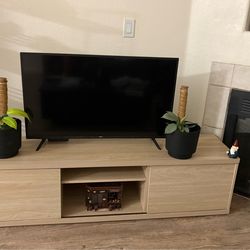 Tv Stand +Roku TV