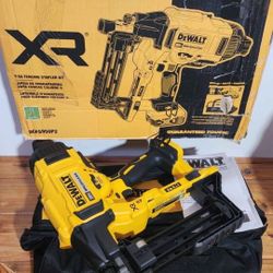 Dewalt 20V 'Max XR' fencing stapler, batteries, charger, bag kit