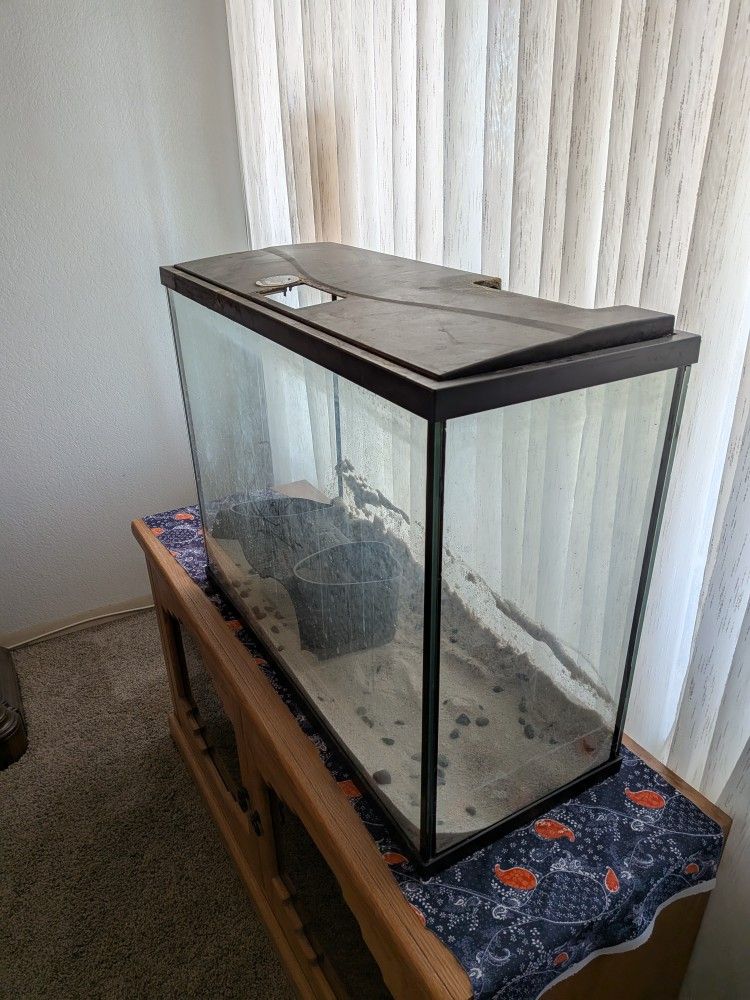 35 Gallon Fish Tank / Aquarium