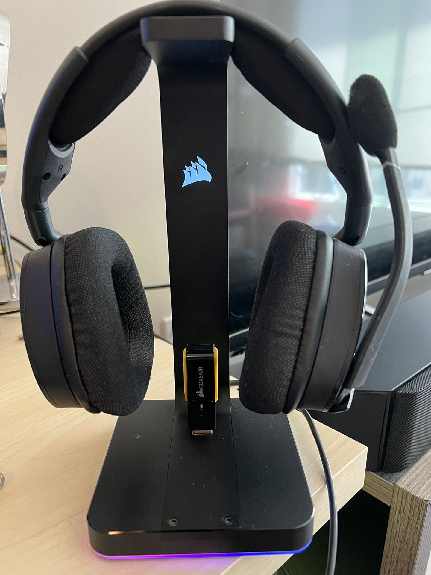 Corsair Gaming Mic Headset & Headset Stand