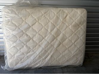 Adjustable bed with queen size mattress