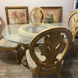 Round dining table
