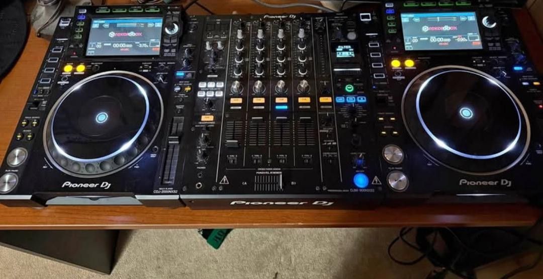 Pioneer CDJ2000NXS2 w/ DJM 900-NXS2