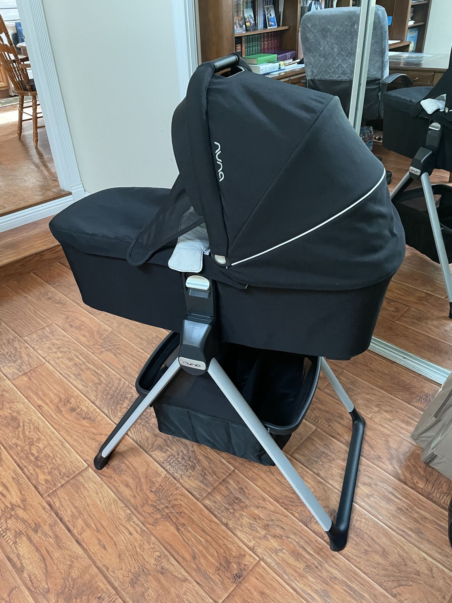 Nuna bassinet & Stand