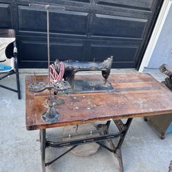 Antique/Vintage Singer Sowing Machine 