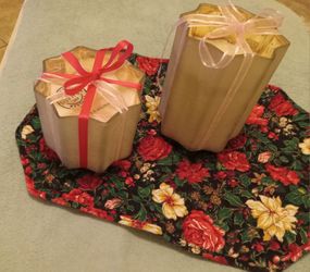 HEIRLOOM ARHAUS STARBURST WHITE 1 MED AND 1 TALL CANDLES 