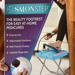 THE BEAUTY FOOTREST FOR EASY AT-HOME PEDICURES