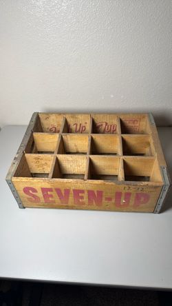 VTG seven up soda crate  Los Angeles