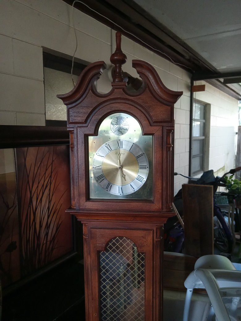 Wooden Old Fashion Clock