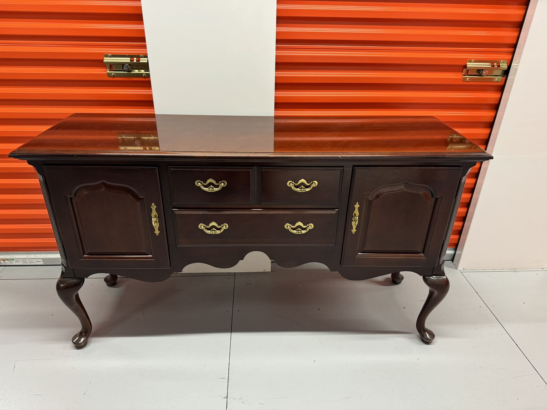 1990s Thomasville Queen Anne Cherry Sideboard Buffet