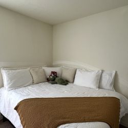 Queen Hybrid Memory Foam Mattress + Box Spring + Frame - Like New! $200 (All 3 Pieces)