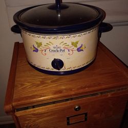 Crock Pot W/ Removable Pot
